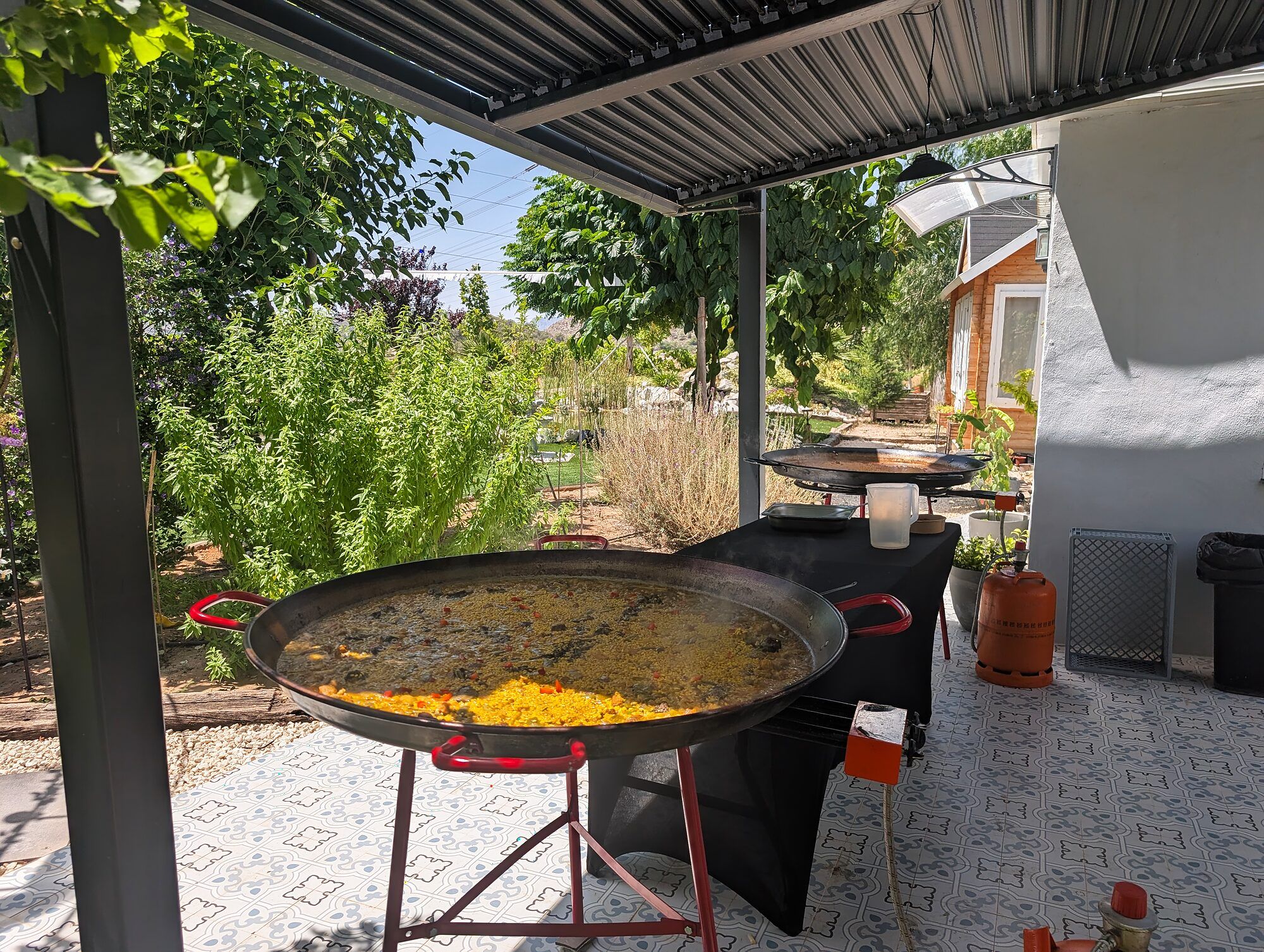 Paella en marcha en la estación · Estación de arroces en una boda íntima