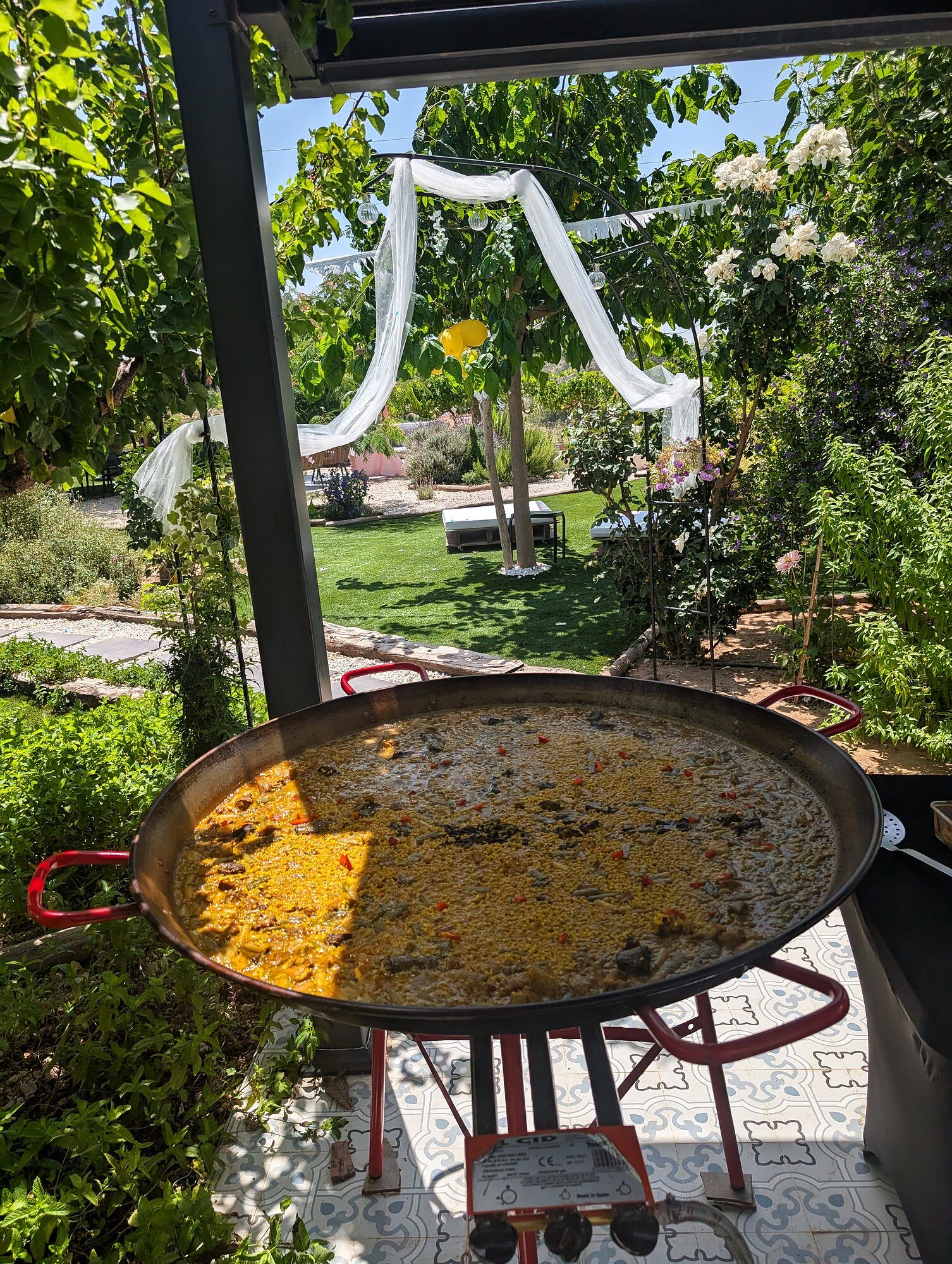 Paella con vistas al jardín · Estación de arroces en una boda íntima