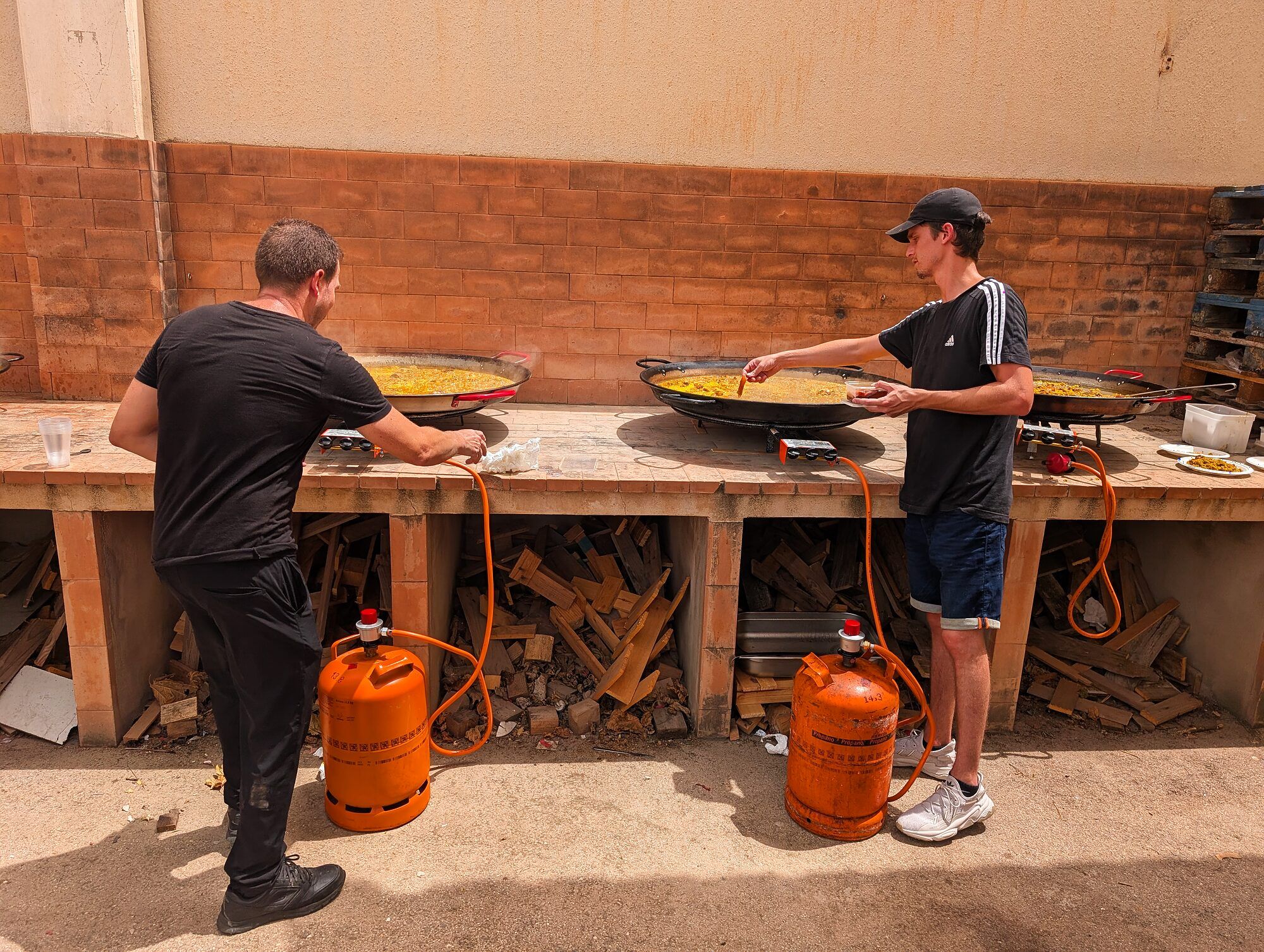 Cocineros con varias paelleras · Paellas en Novelda · Arroces y paellas en directo