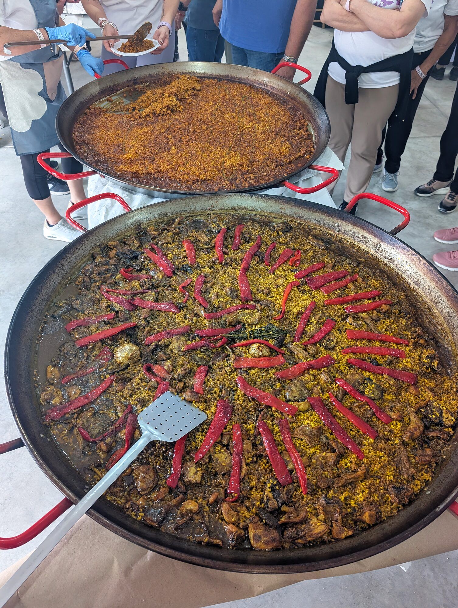 Paelleras gigantes con chorizo · Arroces y paellas en directo