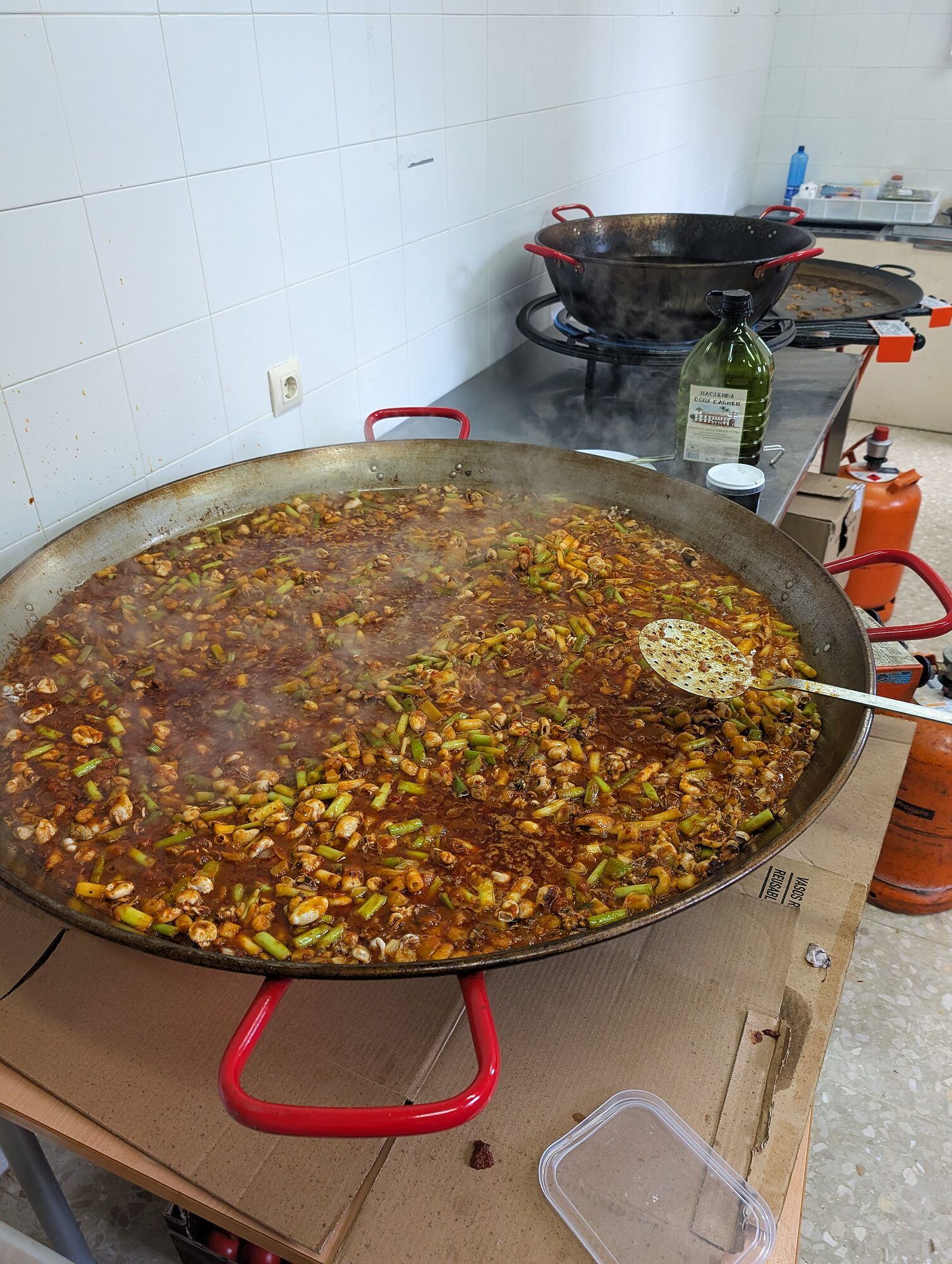 Paella en preparación con sofrito · Arroces y paellas en directo