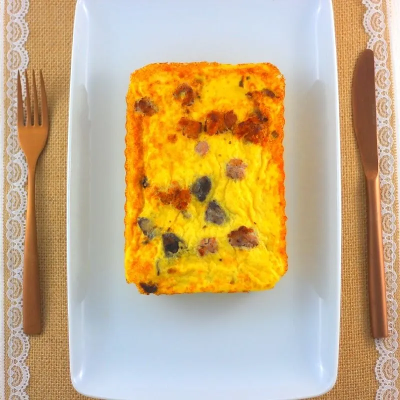 Ración de arroz con costra en un plato blanco