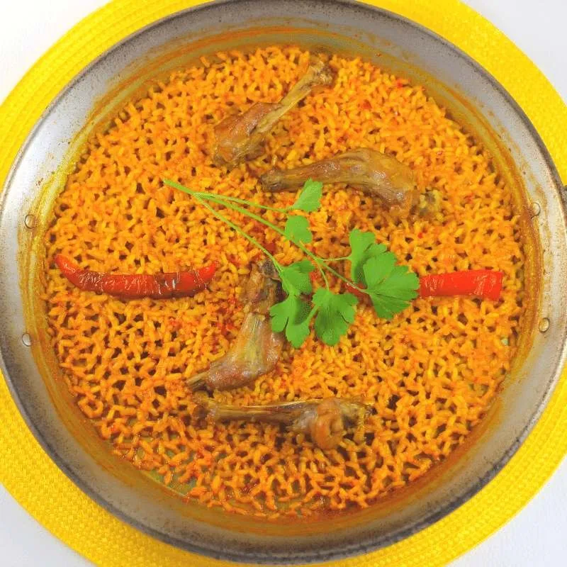 Paella de arroz con conejo recién terminada, vista de cerca