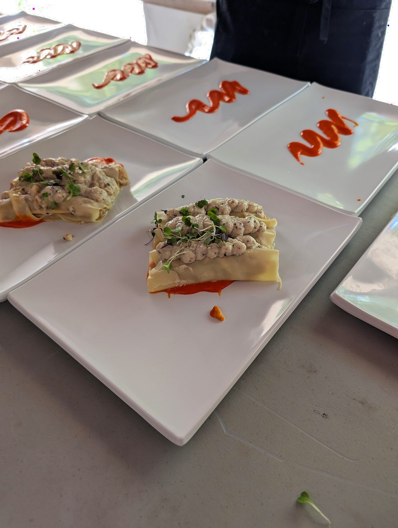 Canelón emplatado con salsa de pimiento · Boda en Alcoy
