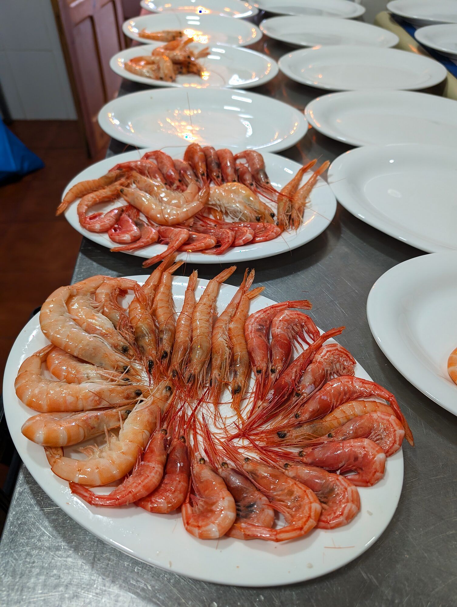 Gambas rojas emplatadas para el banquete · Boda en Almudaina