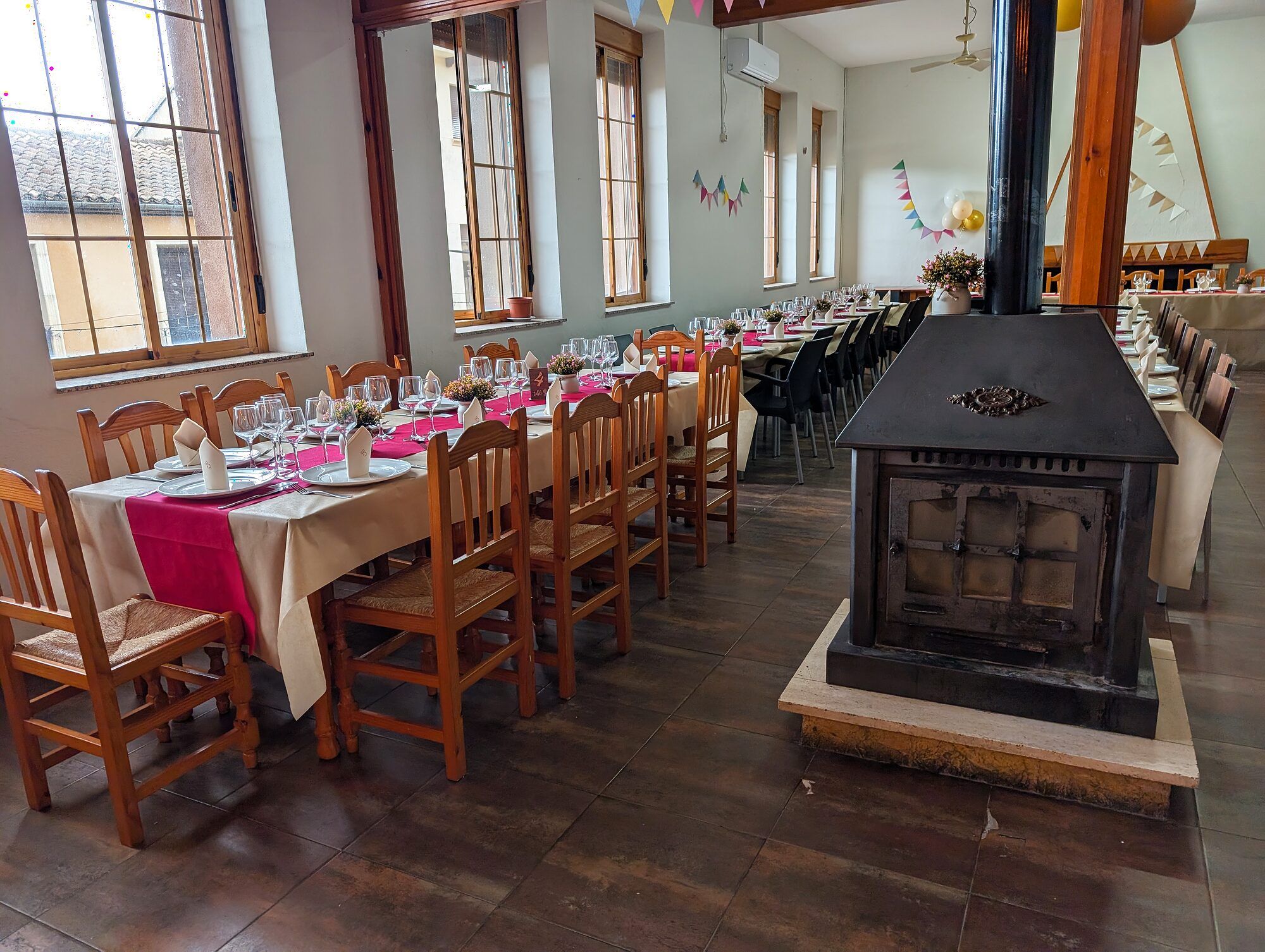 Comedor con chimenea y mesas preparadas · Boda en Almudaina
