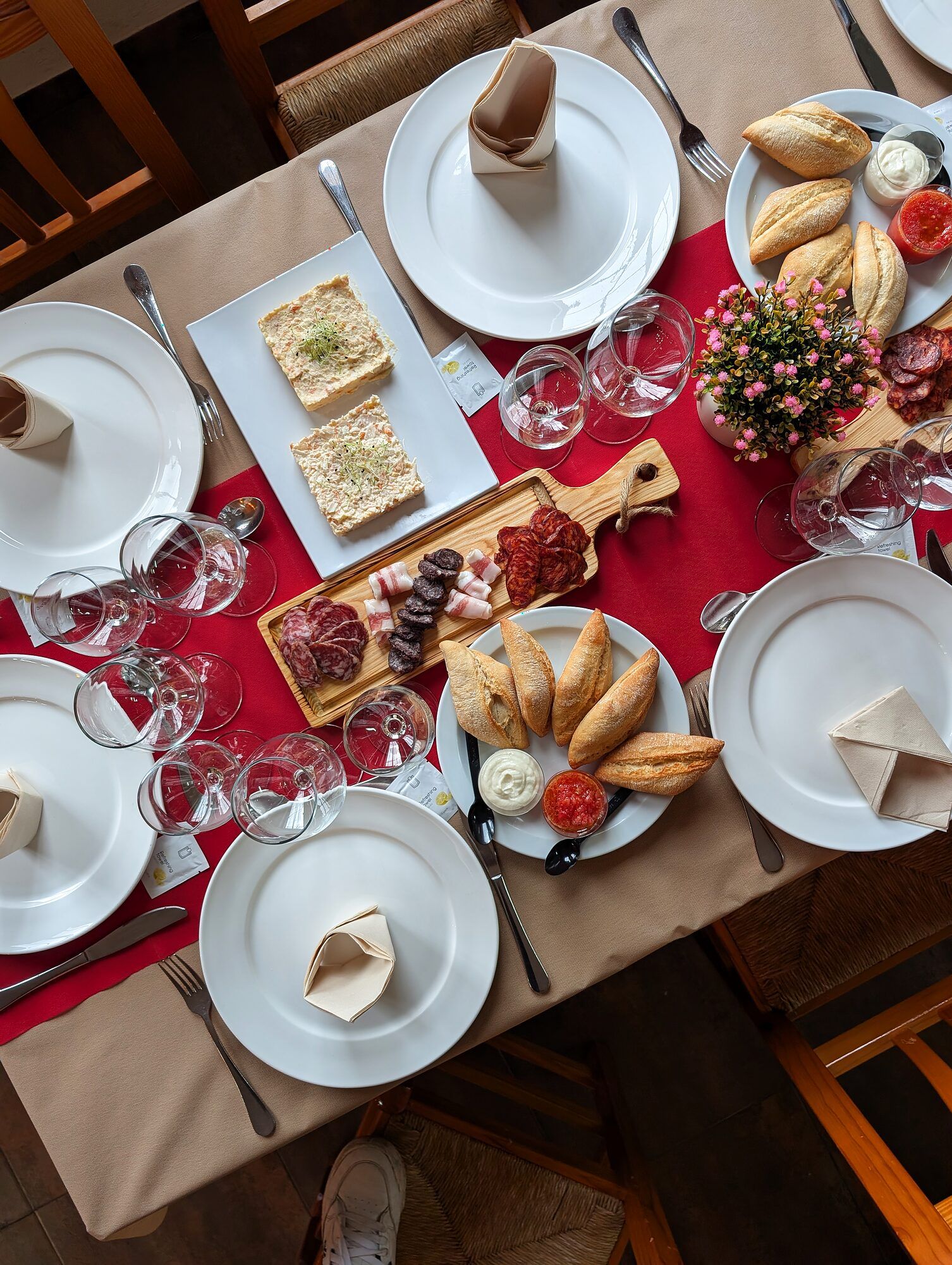 Mesa con tostas, embutidos y empanadillas · Boda en Almudaina