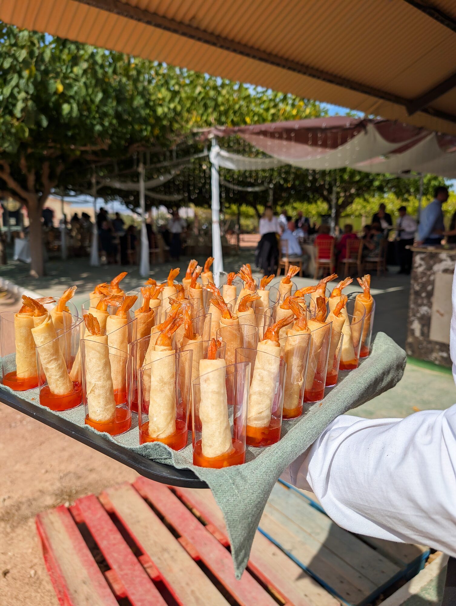 Rollitos de langostino en vaso de aperitivo · Boda en Aspe