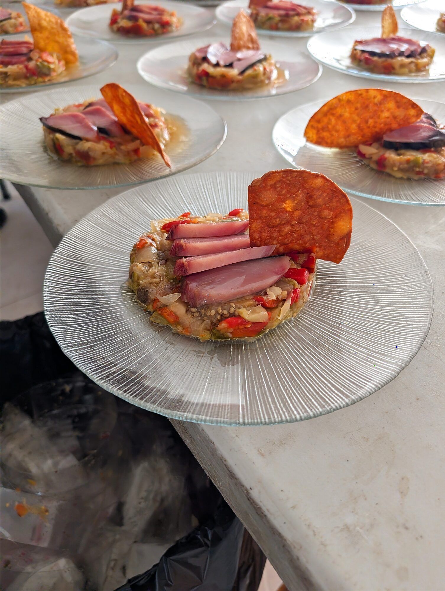 Plato frío con jamón y teja de chorizo · Boda en Aspe