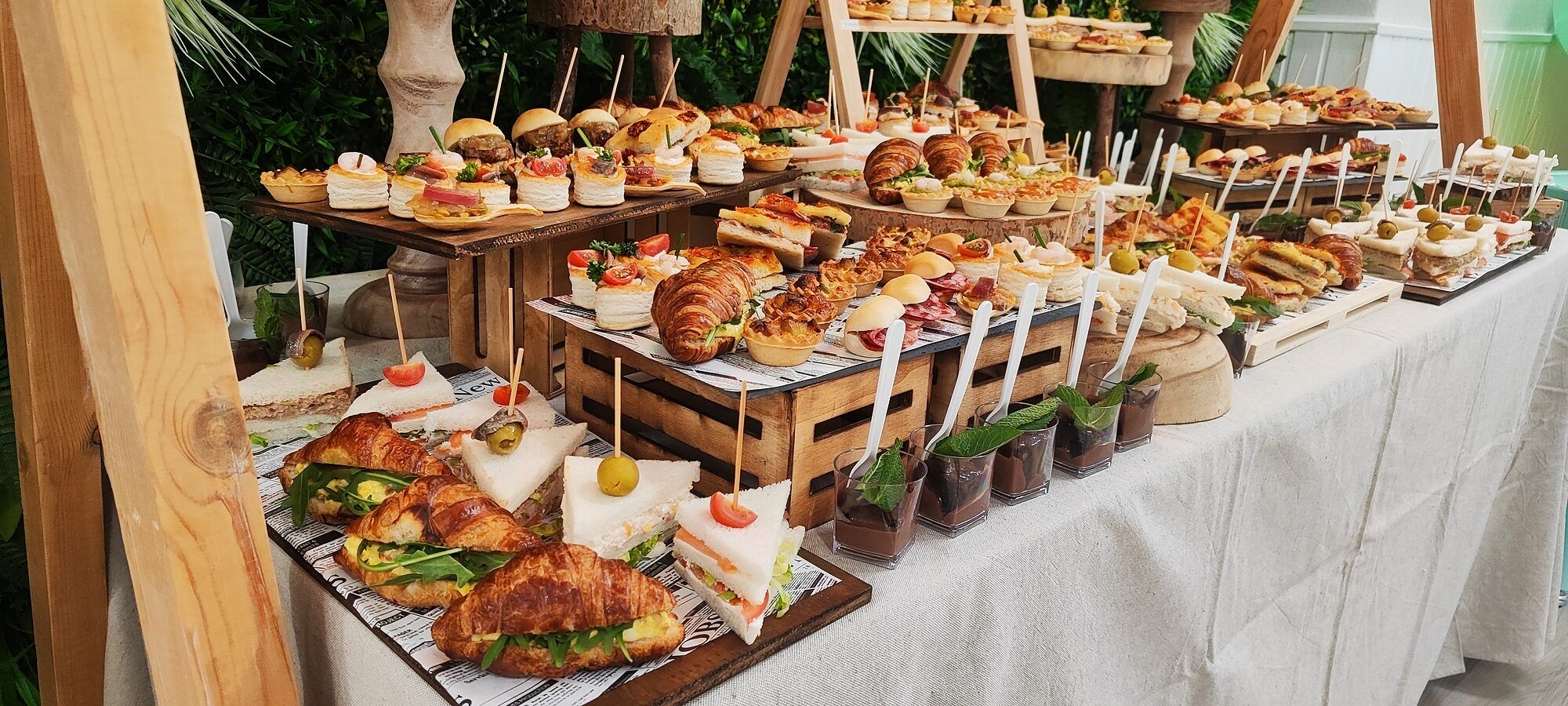 Bocados salados, sándwiches y croissants · Bufé de cumpleaños en Sala Confetti (Agost)