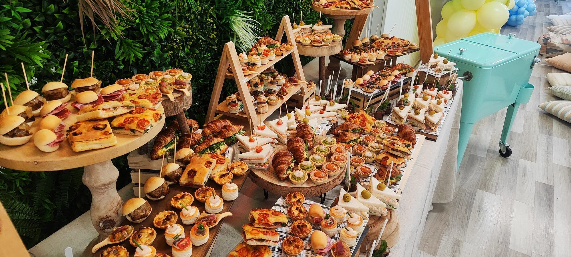 Mesa con montaditos y bocados variados · Bufé de cumpleaños en Sala Confetti (Agost)