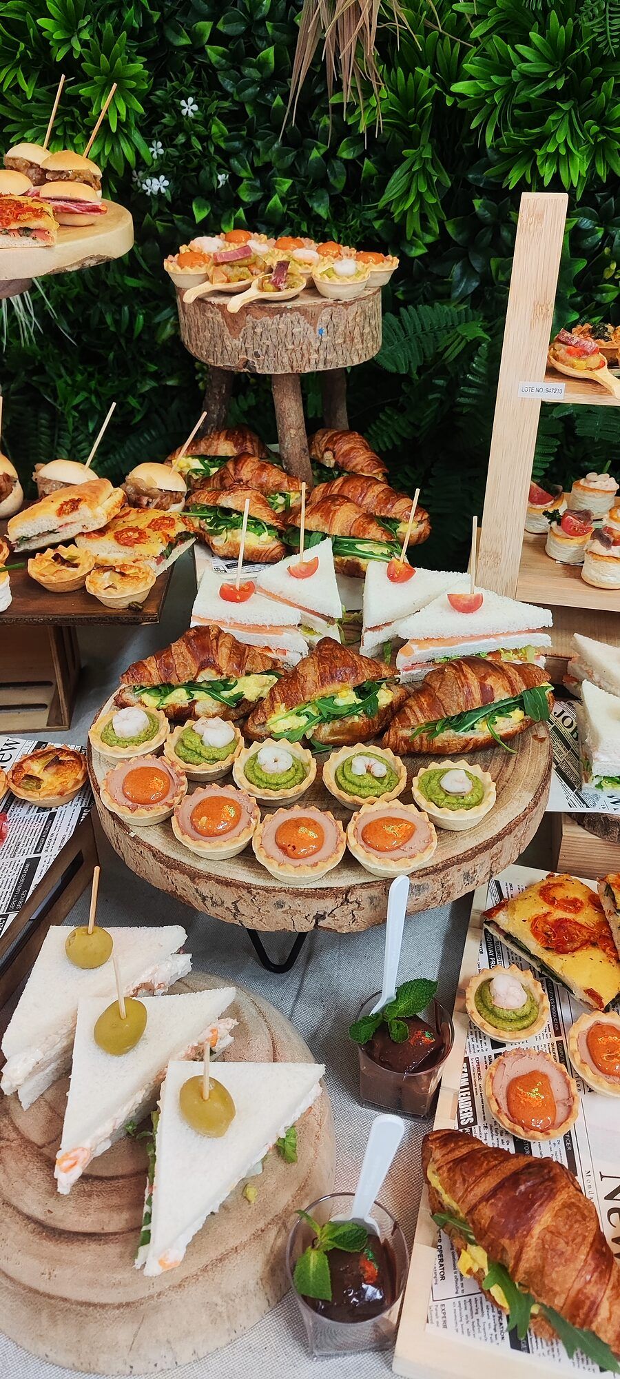 Mesa de sándwiches y tostas · Bufé de cumpleaños en Sala Confetti (Agost)