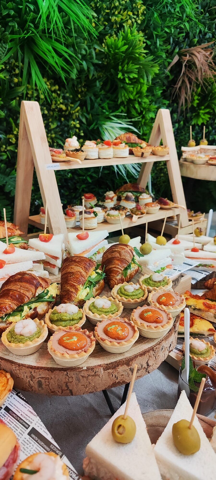 Bocados sobre troncos de madera · Bufé de cumpleaños en Sala Confetti (Agost)