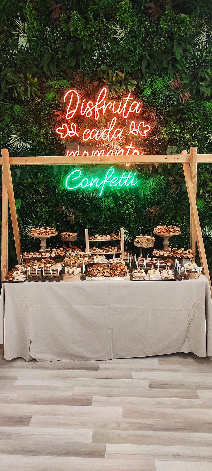 Montaje con neón y pared vegetal · Bufé de cumpleaños en Sala Confetti (Agost)