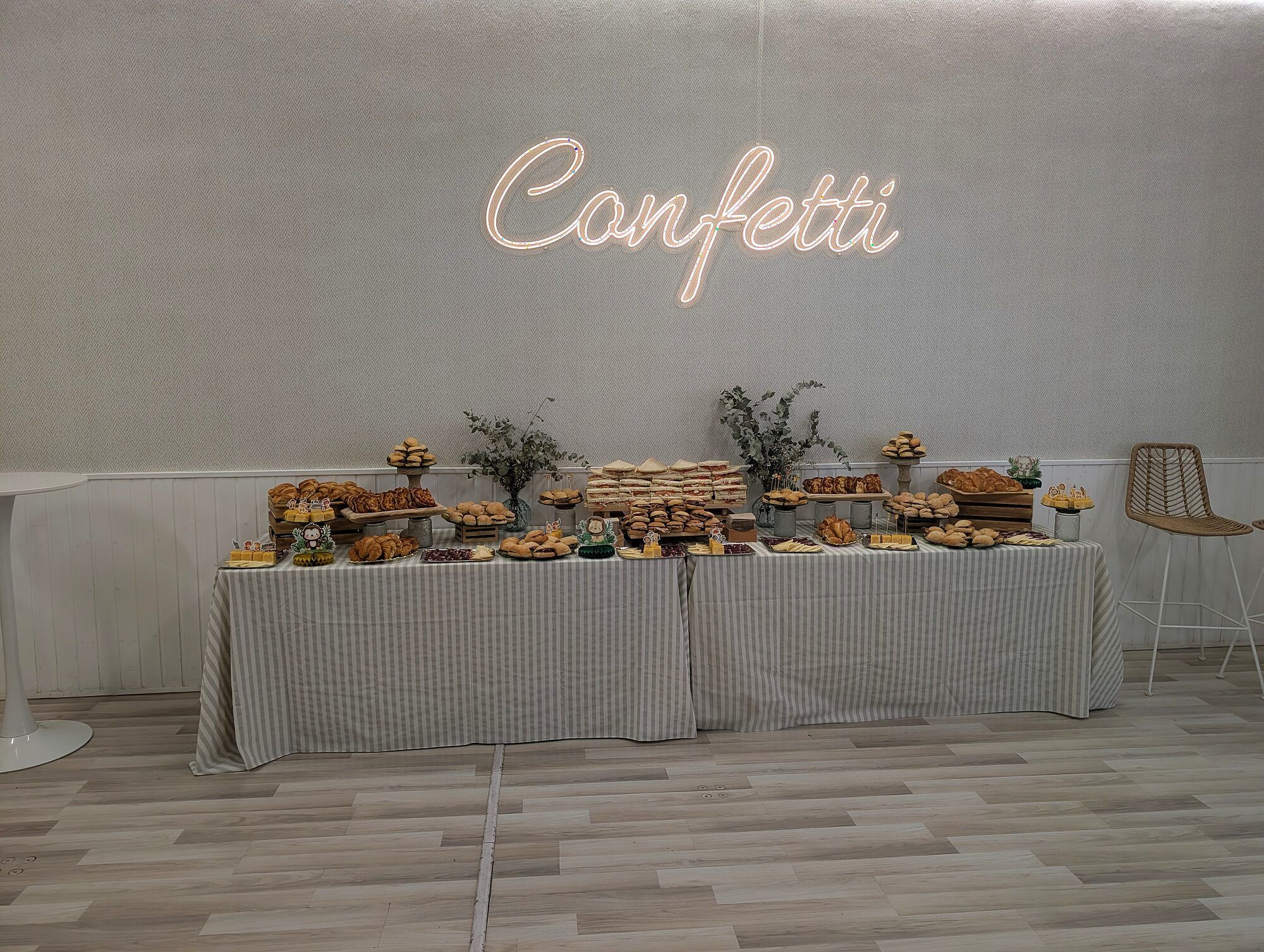 Sala Confetti con el bufé montado · Bufé de cumpleaños en Sala Confetti (Agost)