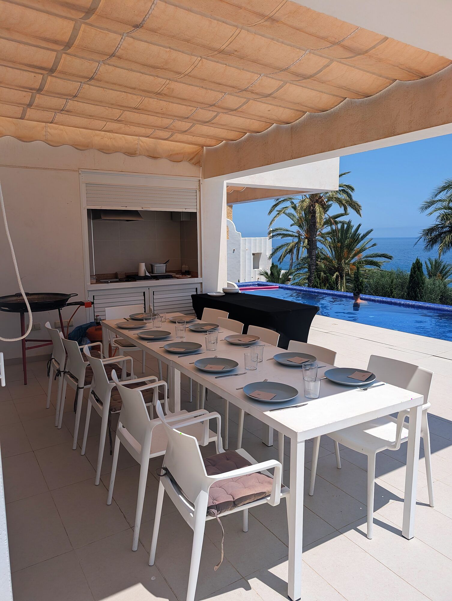 Mesa larga montada en la terraza · Chef privado en la Coveta Fumà (El Campello)