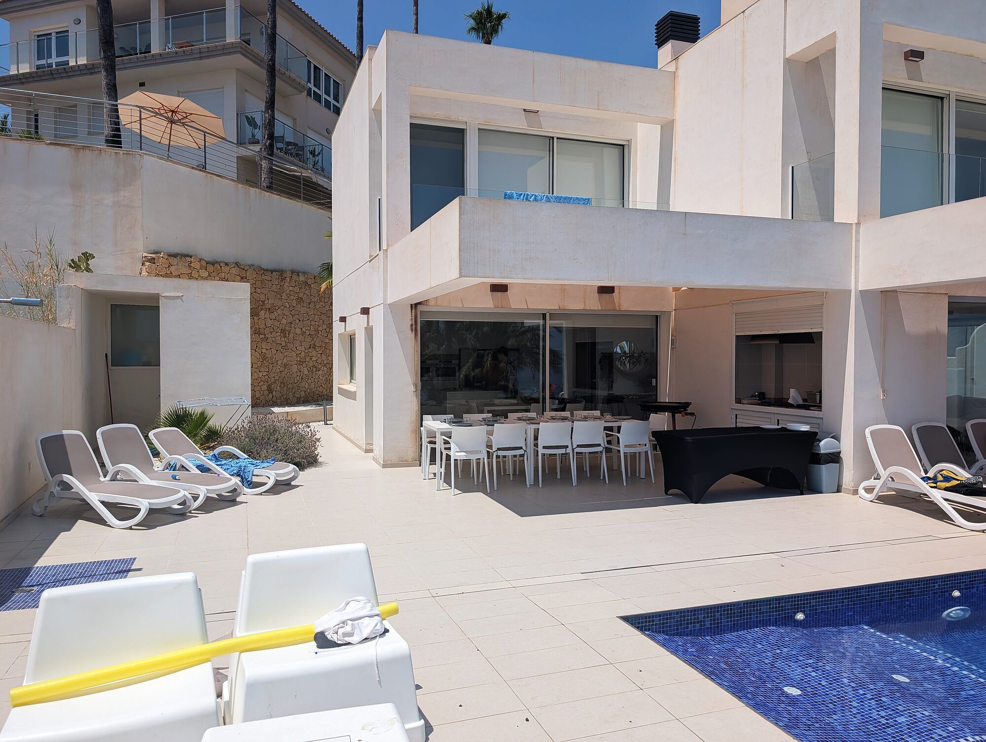 Terraza con mesa preparada y piscina · Chef privado en la Coveta Fumà (El Campello)