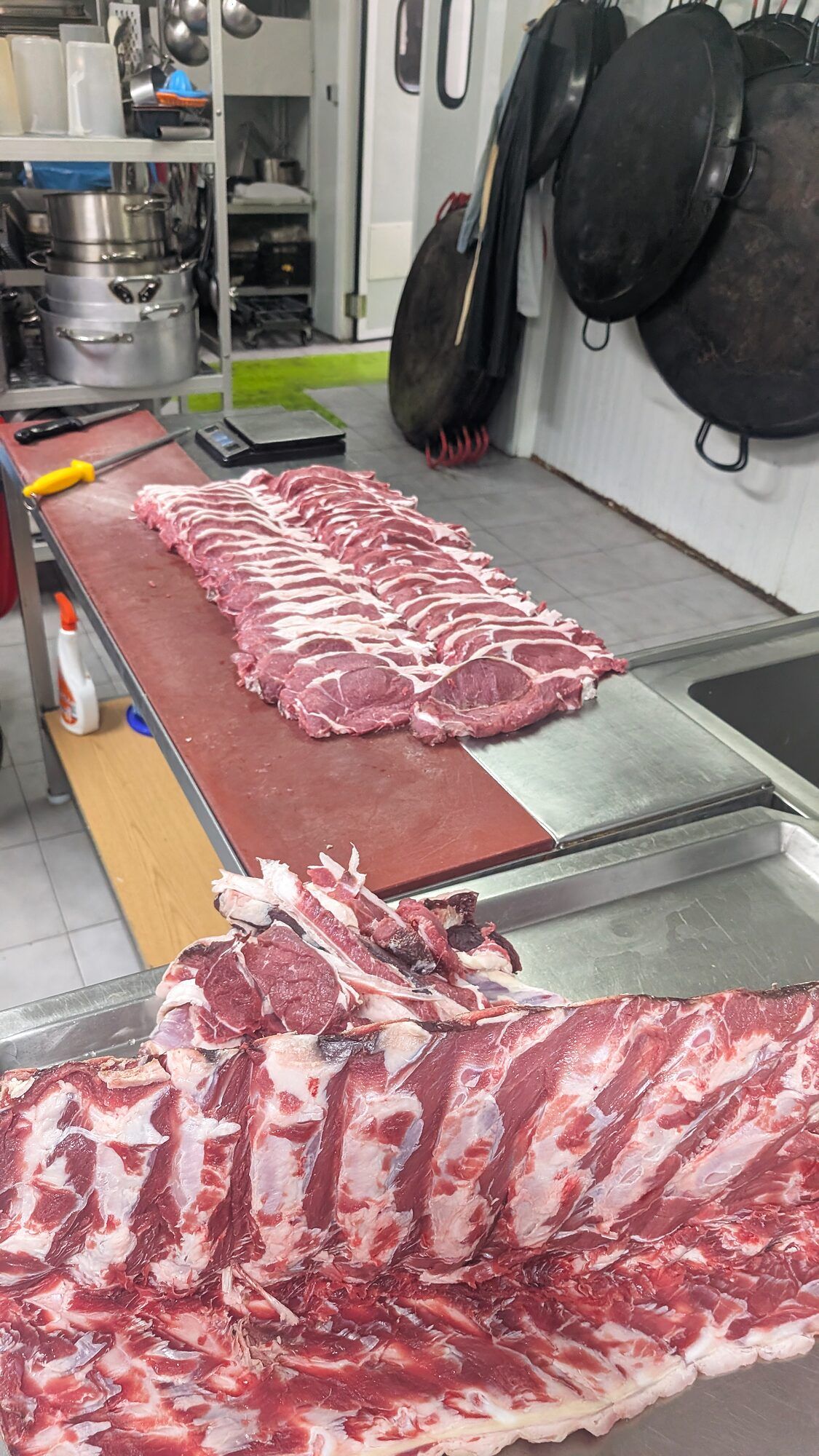 Costillar y carne listos para cocinar · Fiestas patronales bajo carpa