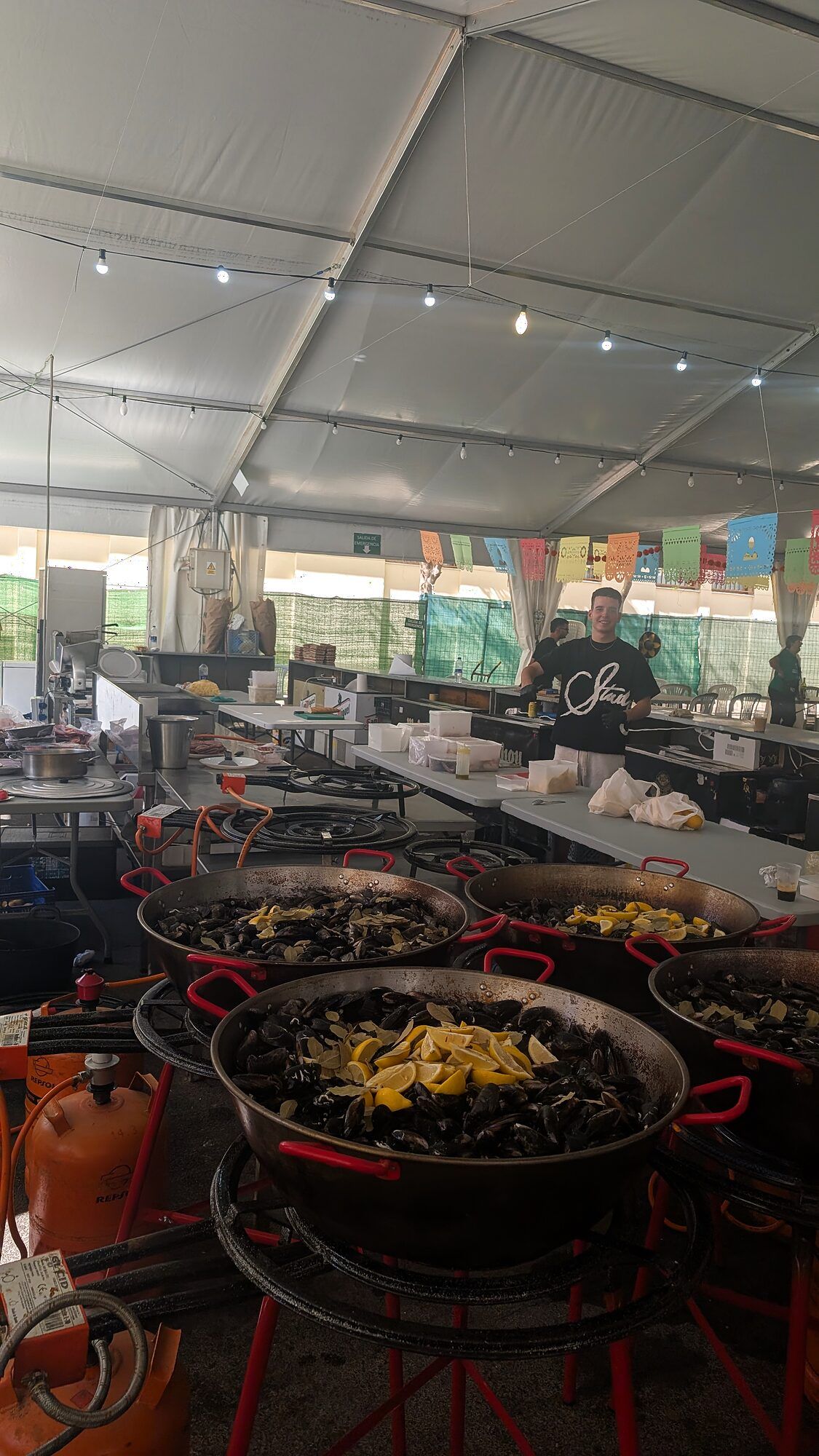 Cocina de paellas bajo la carpa · Fiestas patronales bajo carpa