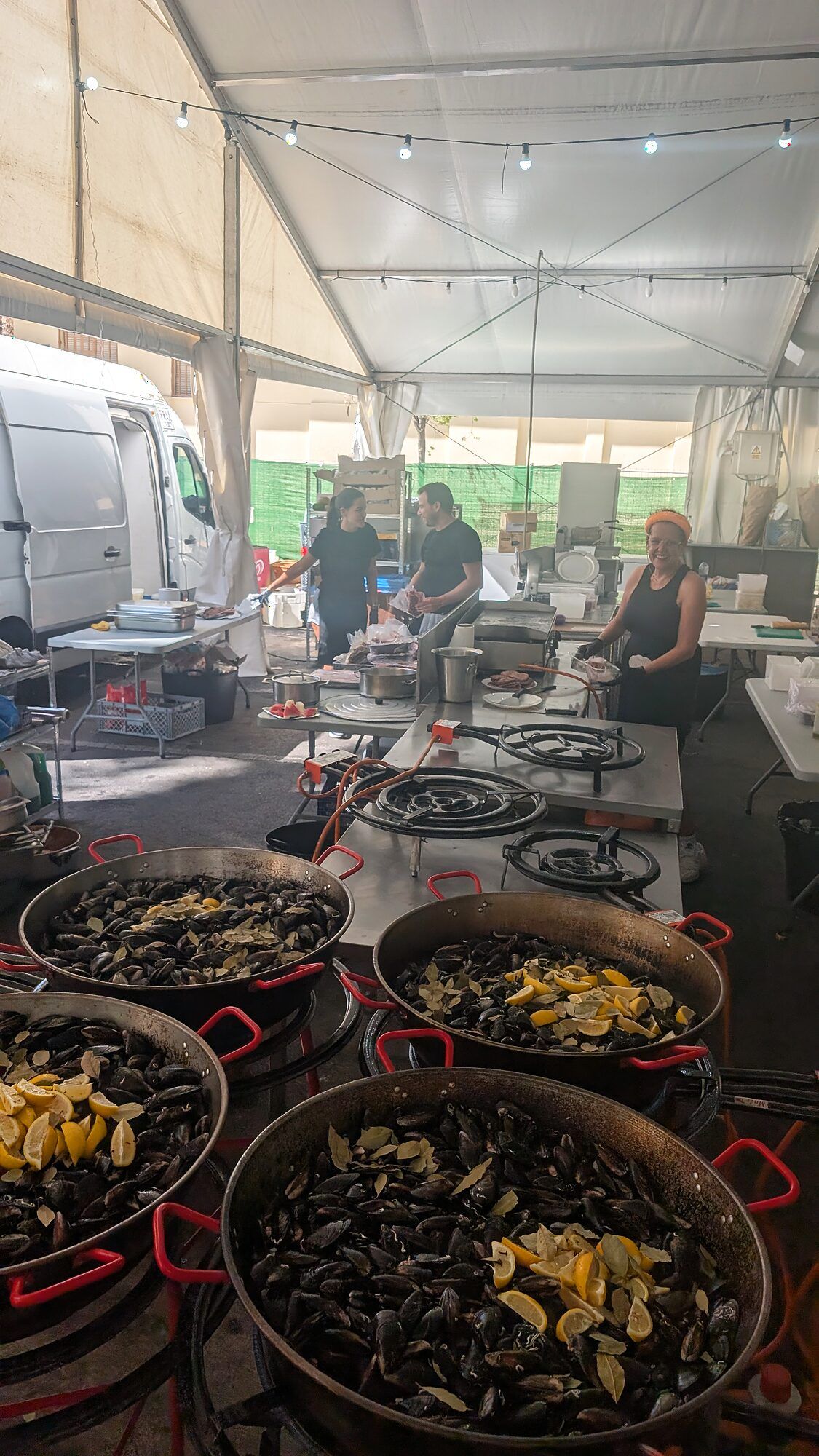 Paelleras de mejillones · Fiestas patronales bajo carpa