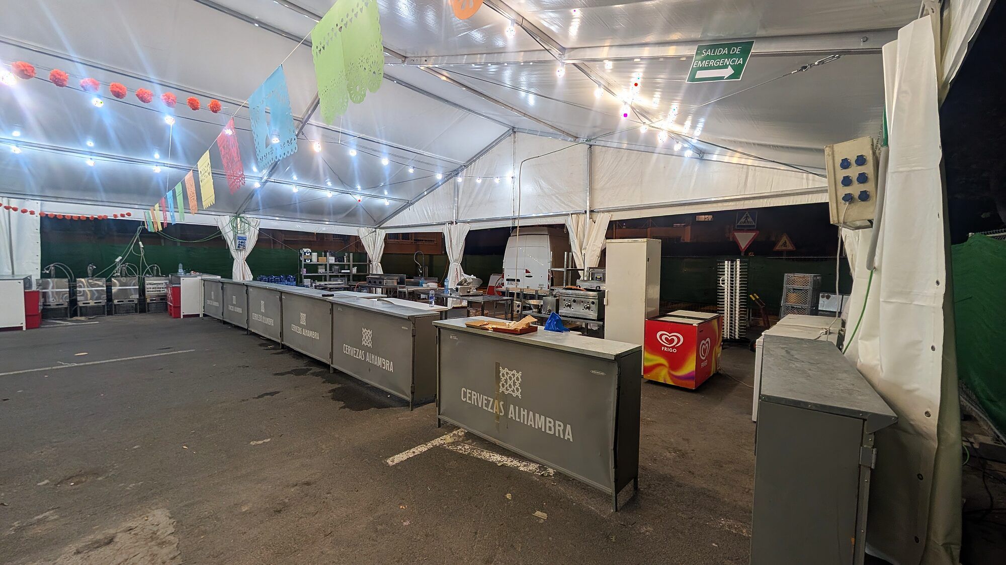 Carpa de cocina montada para la fiesta · Fiestas patronales bajo carpa