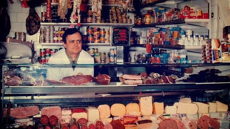 El mostrador de la charcutería y ultramarinos de la familia en los años setenta