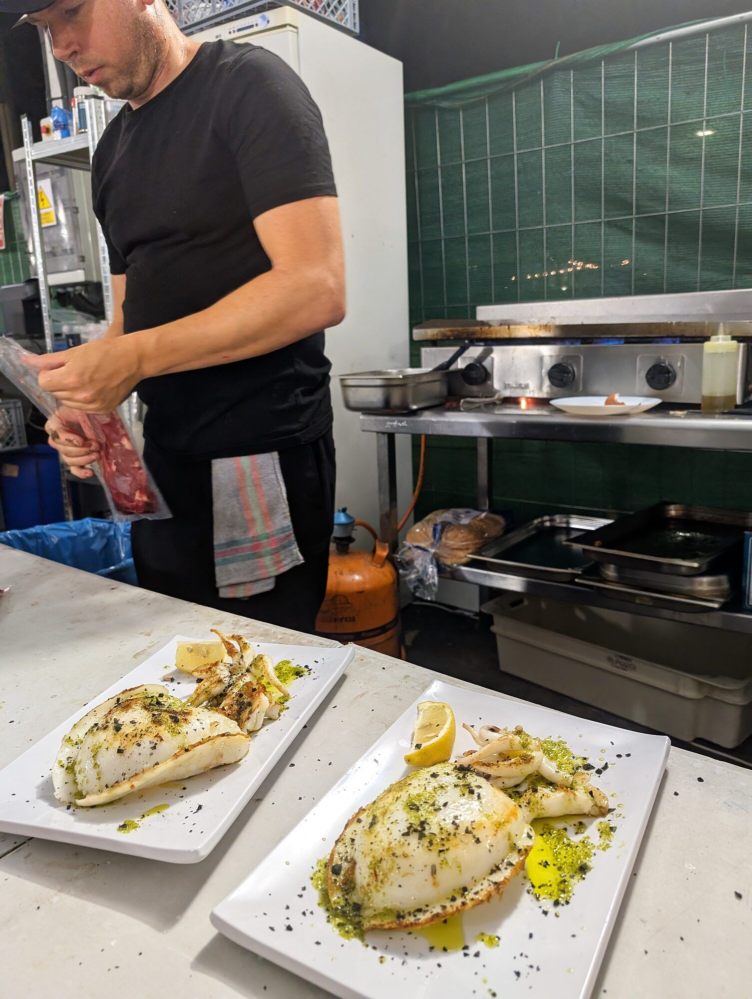 Cocinero junto a los platos de calamar · Hogueras de Alicante