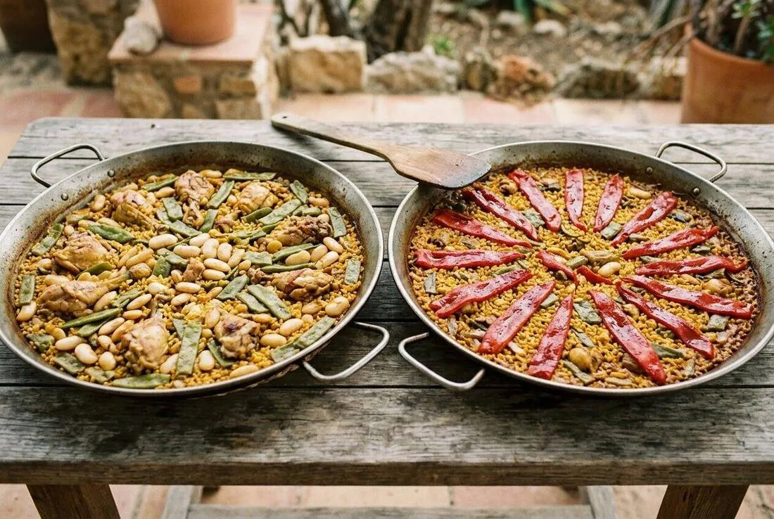Imagen ilustrativa (IA) de paellas con pimiento preparadas para una comida de grupo