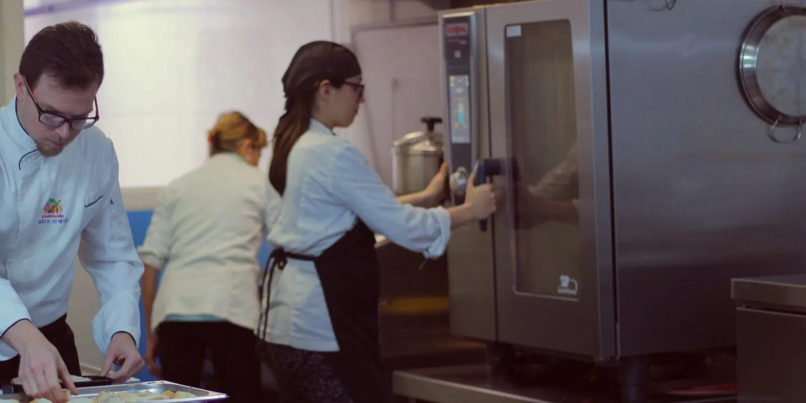 Equipo de cocina de Xepep trabajando en el obrador, junto al horno de convección