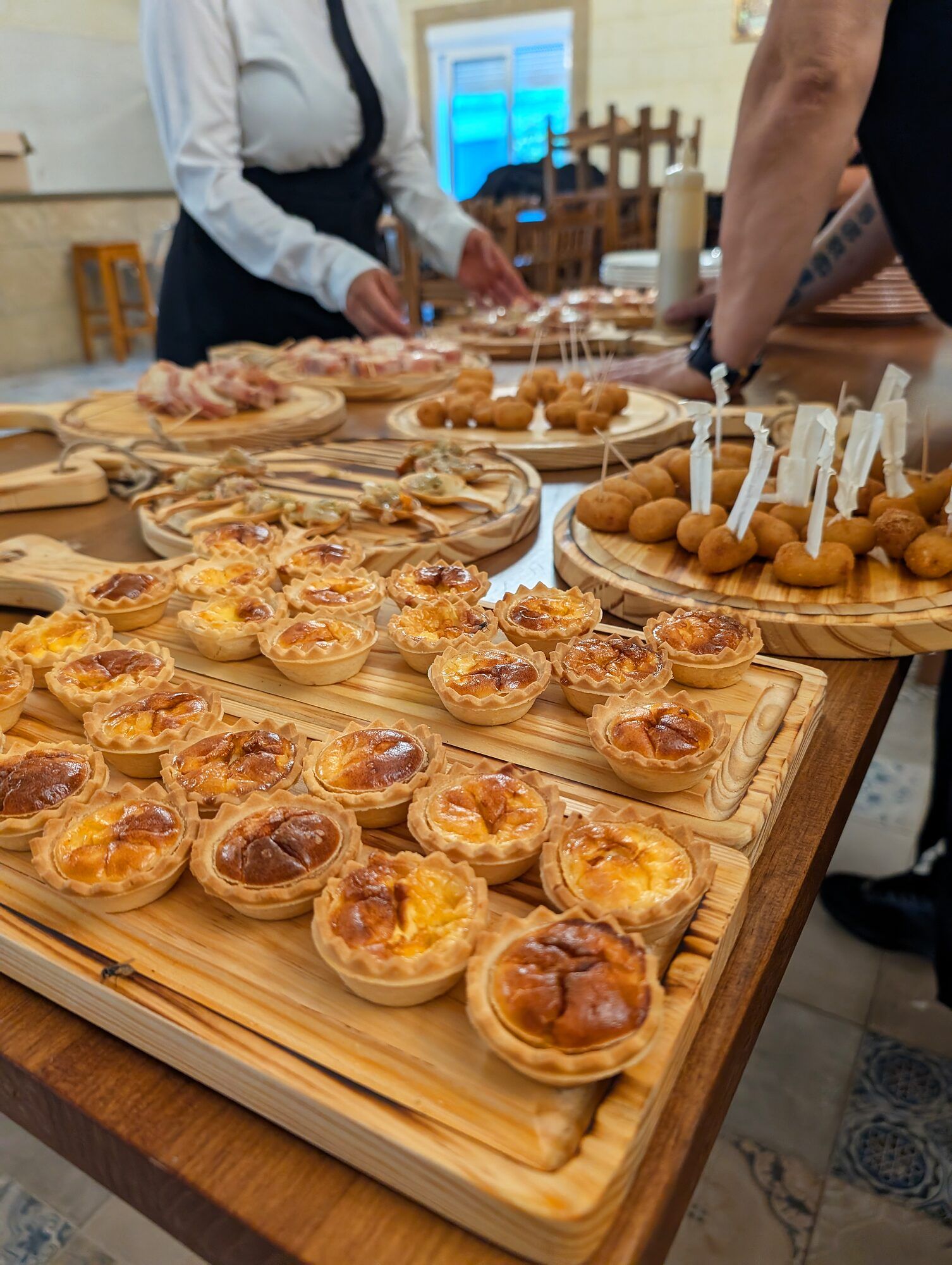 Tartaletas y croquetas en tablas de madera · Presentaciones de Moros y Cristianos