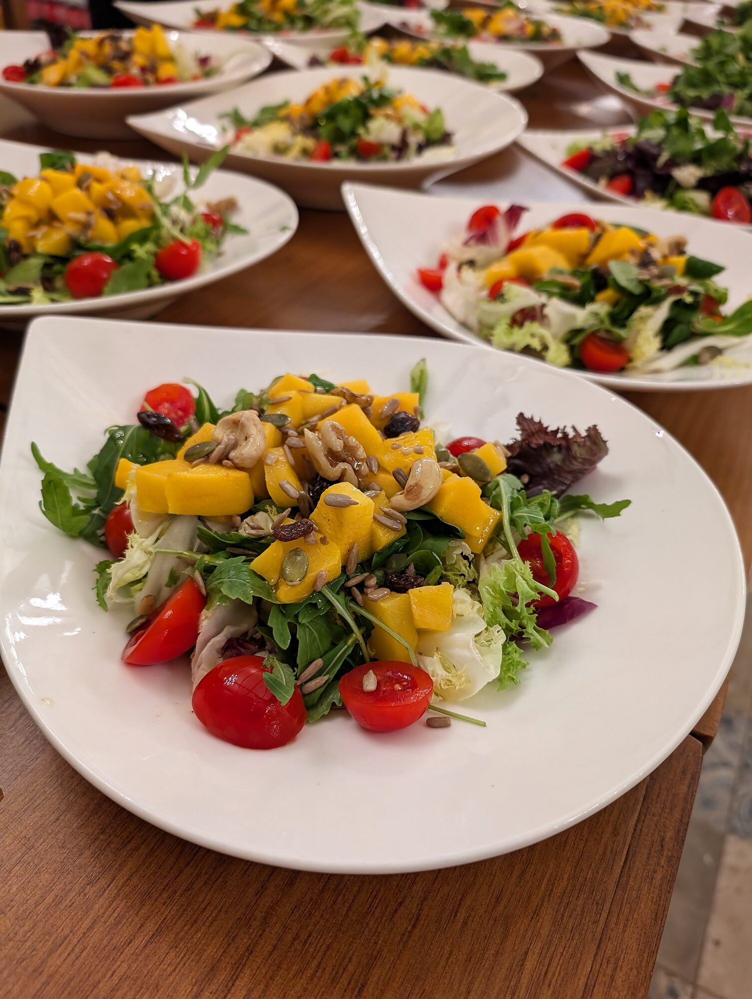 Ensalada con mango y tomate cherry · Presentaciones de Moros y Cristianos