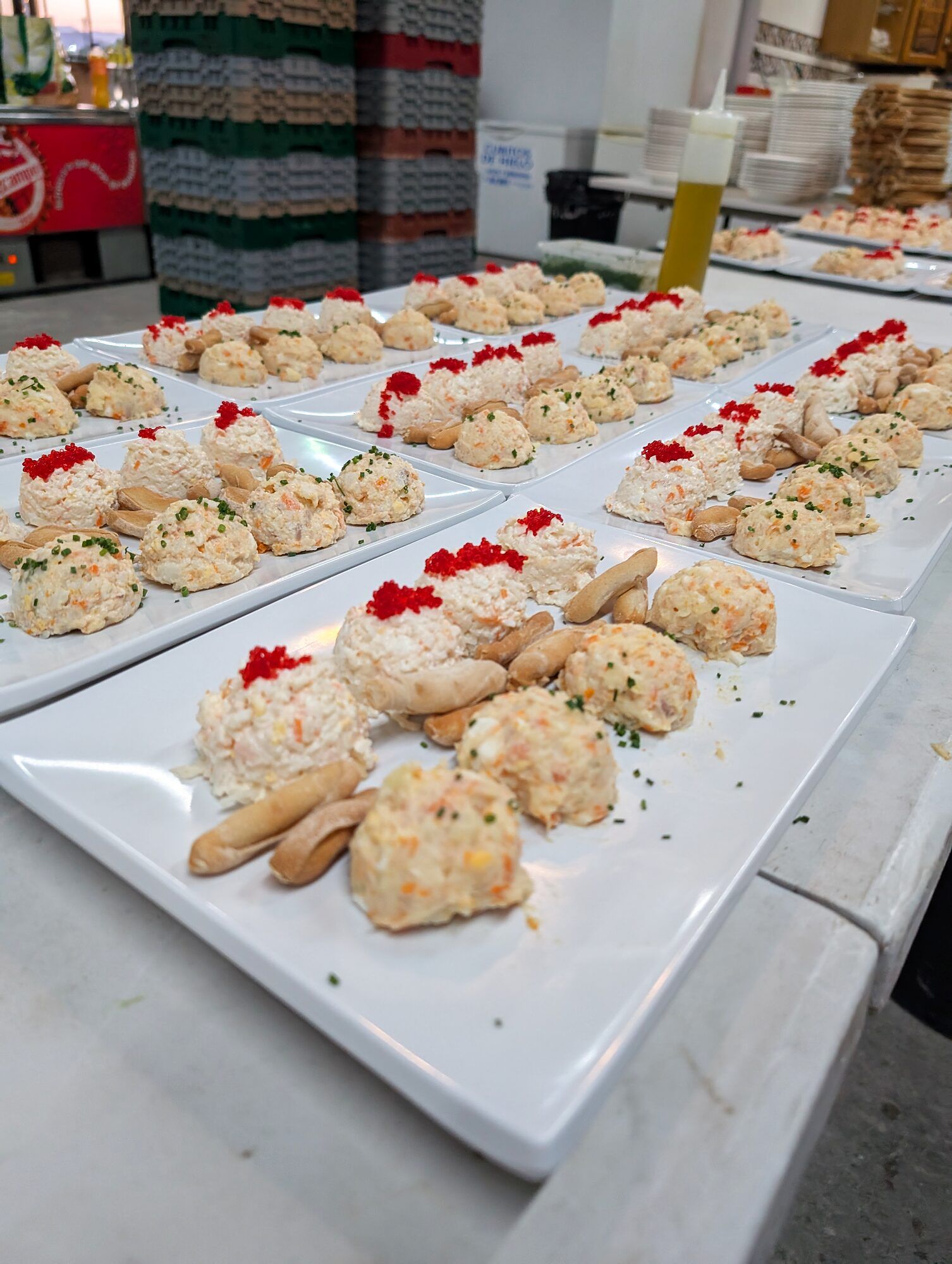 Bandeja de ensaladilla emplatada · Presentaciones de Moros y Cristianos