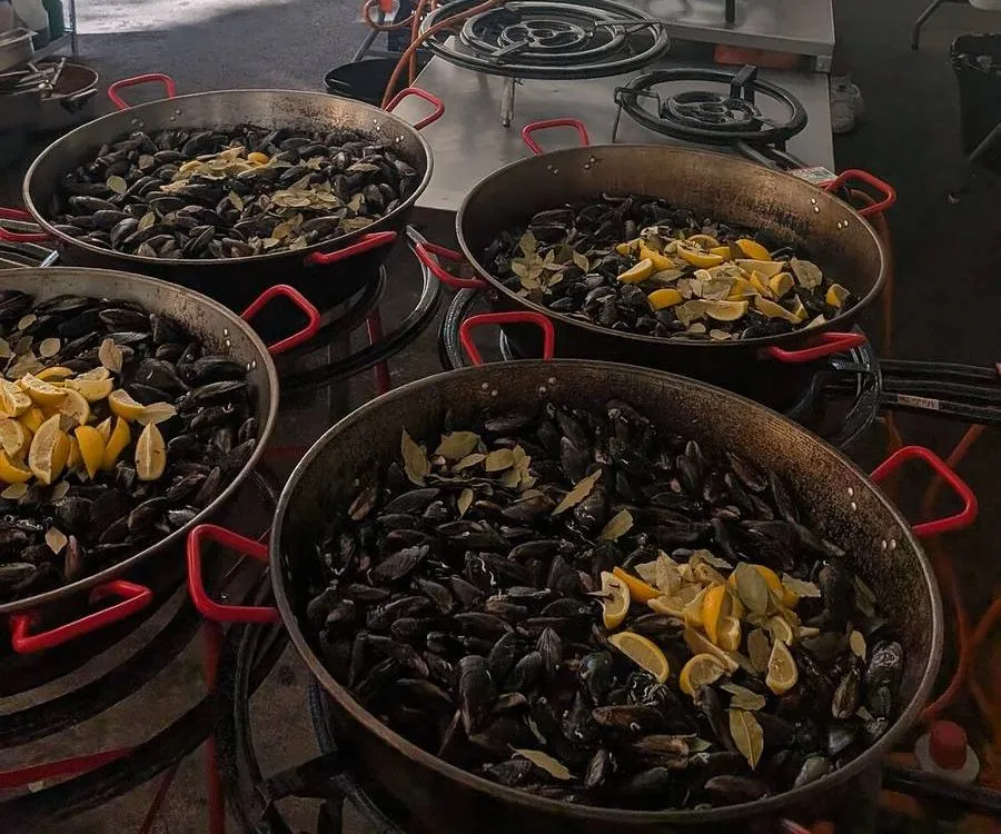 Paelleras con arroz y marisco en una zona de cocina