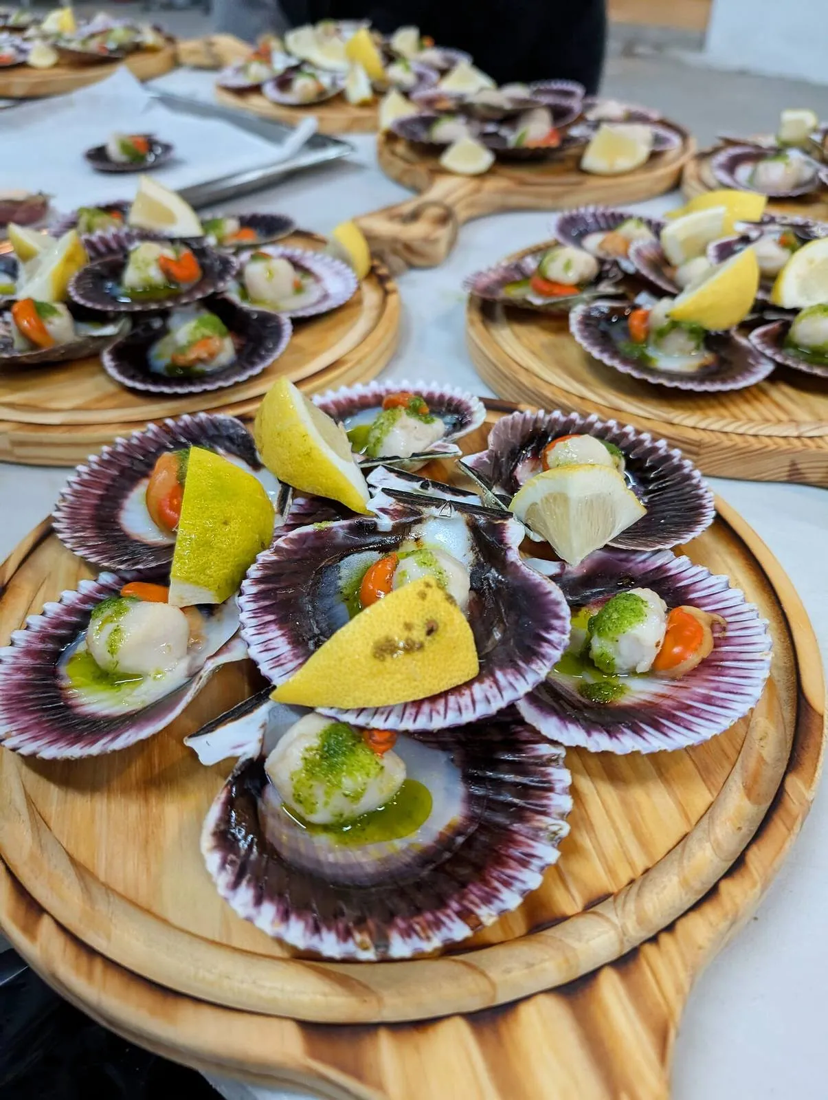 Bocados de aperitivo dispuestos sobre tablas