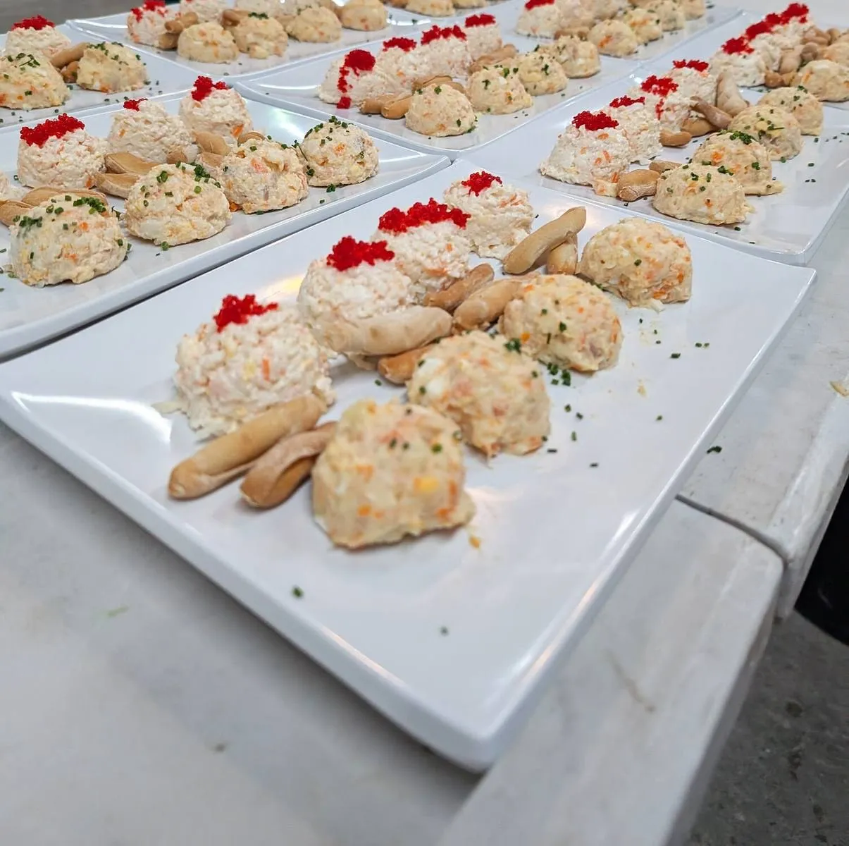 Bandejas de ensaladilla con picos listas para servir