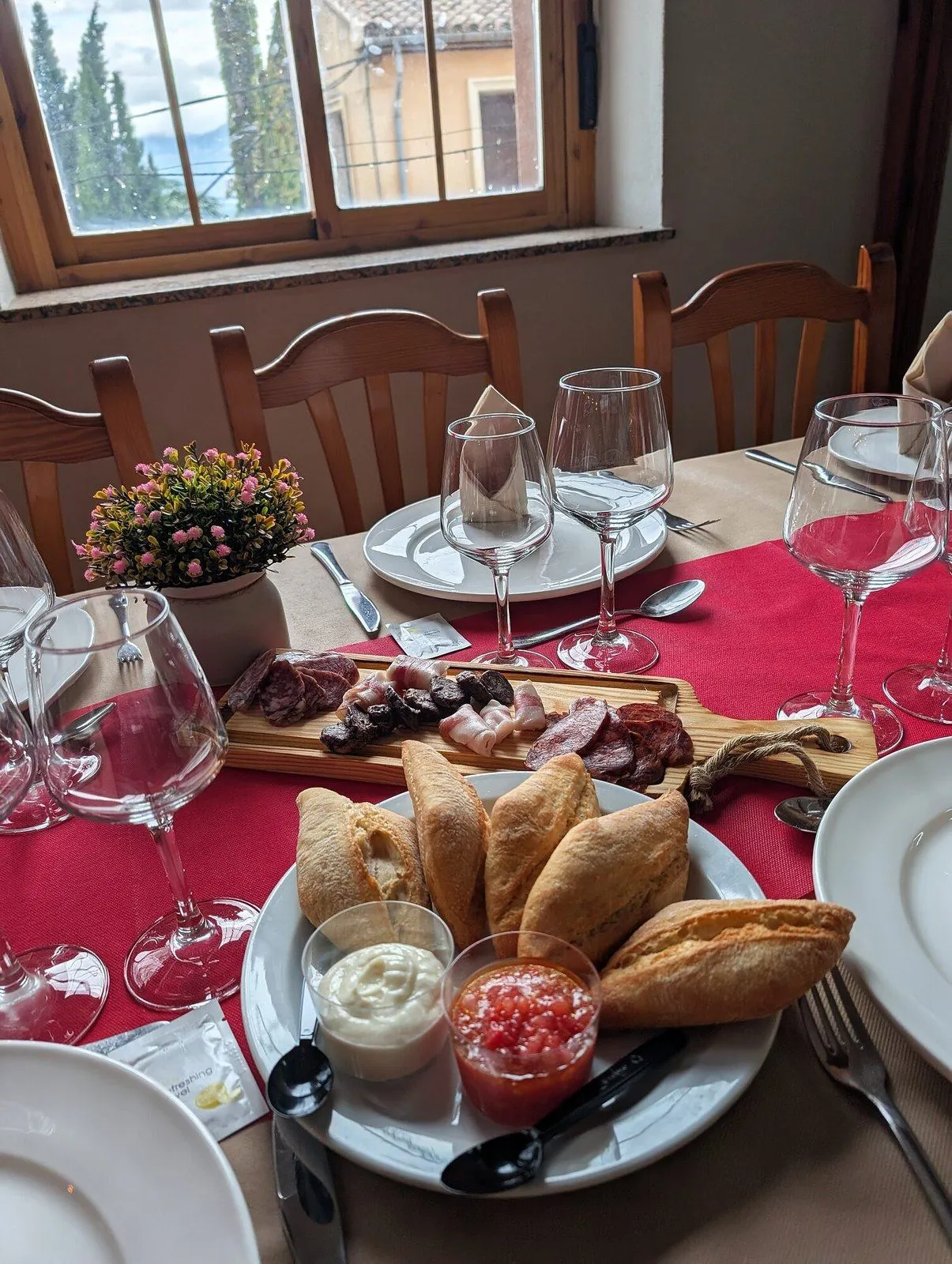 Entrantes y vajilla dispuestos en una mesa preparada