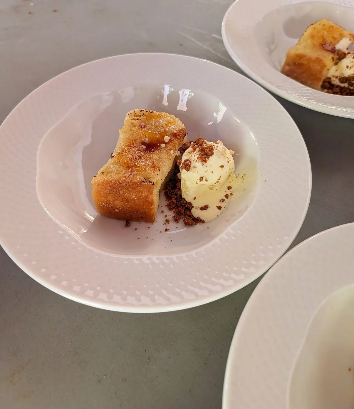 Postre emplatado con helado en un plato blanco